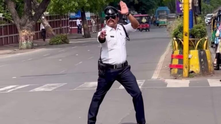 Indore Dancing Cop Controversy: इंदौर के मशहूर 'डांसिंग कॉप' रंजीत सिंह का हुआ डिमोशन, मुंबई की महिला से अश्लील चैट में फंसे