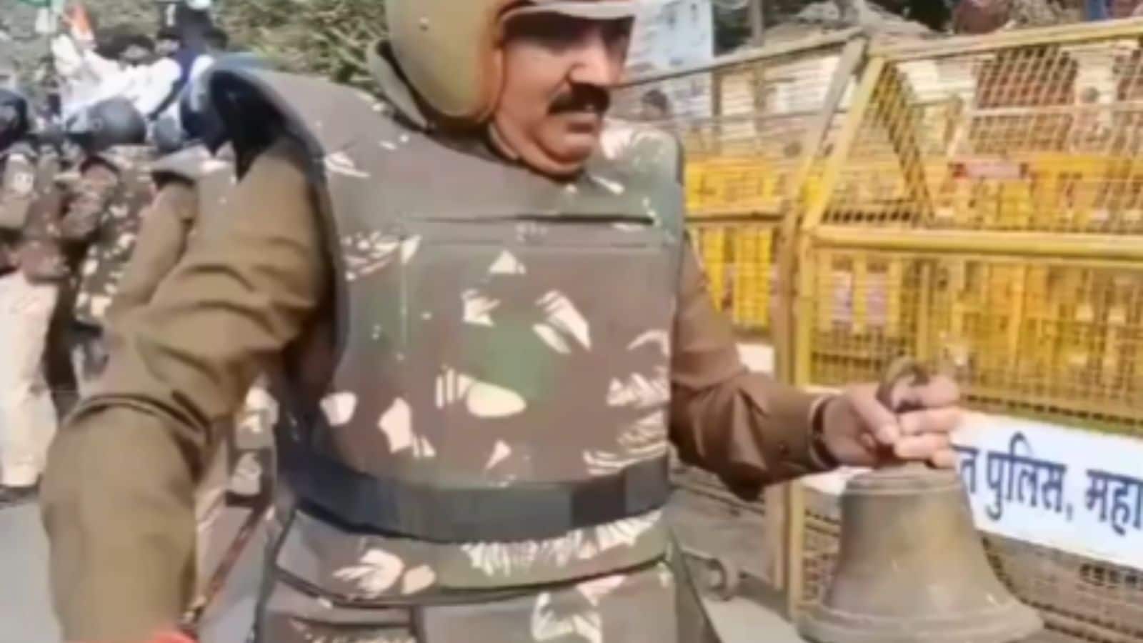 VIDEO: इंदौर में प्रदर्शन के दौरान 'घंटा' हुआ गिरफ्तार! प्रदर्शनकारियों से छीन कर भागते पुलिसवाले का वीडियो वायरल