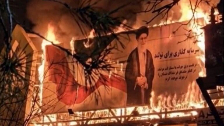 Iran Protest: 'बुलडोजर से हटाए जा रहे शव, बॉडी देने के भी परिवारों से मांग रहे पैसे'! ईरान के लोगों ने बयां किया खौफनाक मंजर