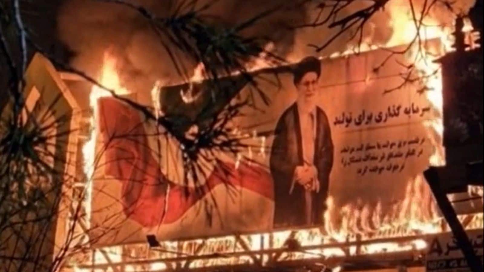 Iran Protest: 'बुलडोजर से हटाए जा रहे शव, बॉडी देने के भी परिवारों से मांग रहे पैसे'! ईरान के लोगों ने बयां किया खौफनाक मंजर