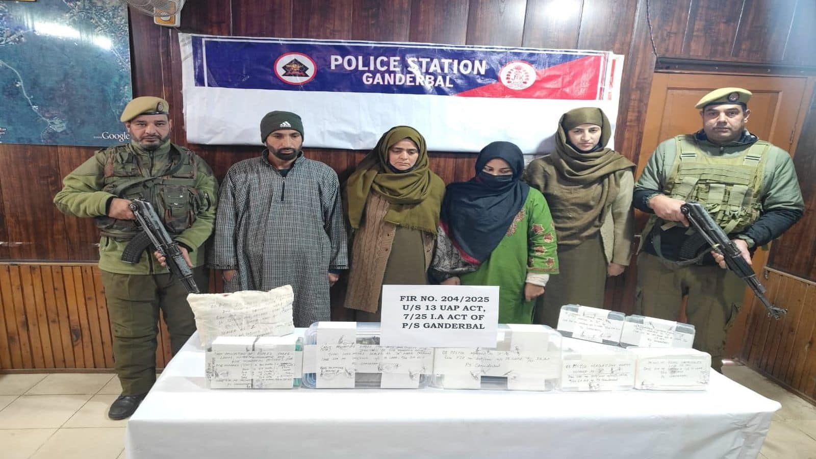 J&K Crackdown: कश्मीर पुलिस की बड़ी कार्रवाई! गांदरबल में आतंकियों के दो मददगार गिरफ्तार, गोला-बारूद, चीनी पिस्तौल और हैंड ग्रेनेड बरामद