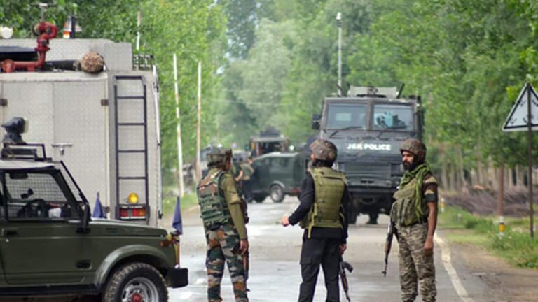 J&K Accident: जम्मू-कश्मीर के डोडा में बड़ा हादसा! 200 फुट गहरी खाई में गिरी सेना की बुलेटप्रूफ गाड़ी, 10 जवान शहीद