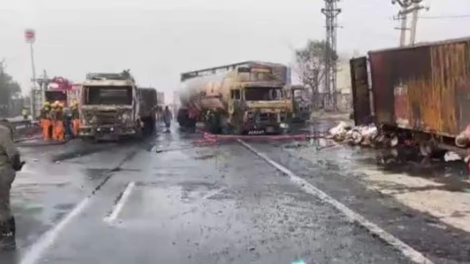 Kotputli Tanker Accident: दिल्ली-जयपुर हाईवे पर भीषण हादसा, केमिकल से भरे टैंकर और ट्रेलर की भिड़ंत के बाद लगी भीषण आग, कोई जनहानि नहीं