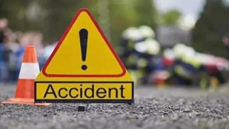 Jharkhand Road Accident: पूर्वी सिंहभूम में भीषण हादसा, सड़क किनारे खड़े हाइवा से टकराई स्कूटी, 3 की मौत, 1 घायल
