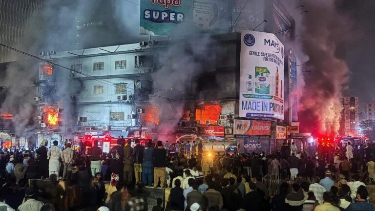 Pakistan Mall Fire Update: कराची के शॉपिंग मॉल में लगी भीषण आग से मरने वालों की संख्या 21 हुई, अभी संख्या बढ़ने की आशंका