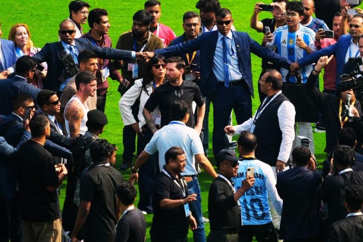 Inside story: ऐसा क्या हुआ जो 10 हजार का टिकट लेकर पहुंचे फैंस, 20 मिनट में मेसी को लेकर करने लगे बवाल