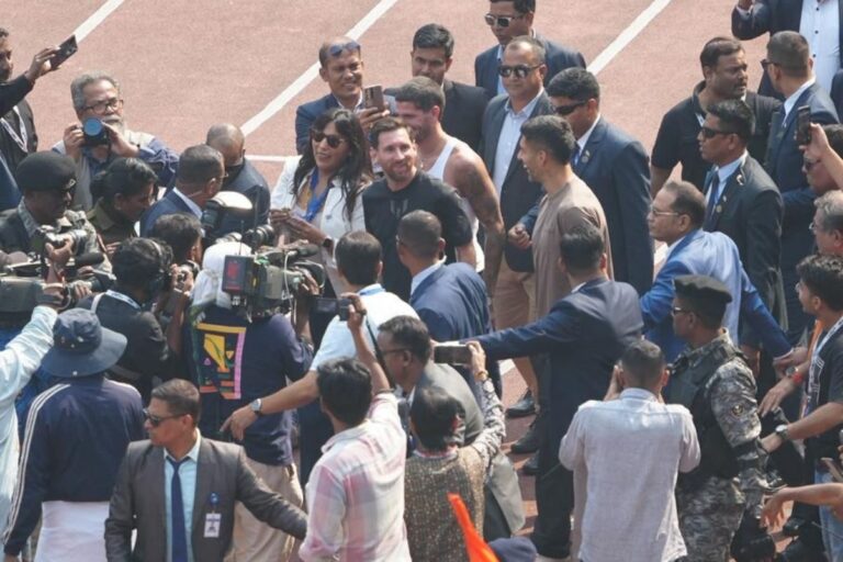 भीड़ ने तोड़ी कुर्सियां, फेंके पानी के बोतल, स्टेडियम में मची अफरा-तफरी, मेसी को लेकर कोलकाता में गुस्से का माहौल