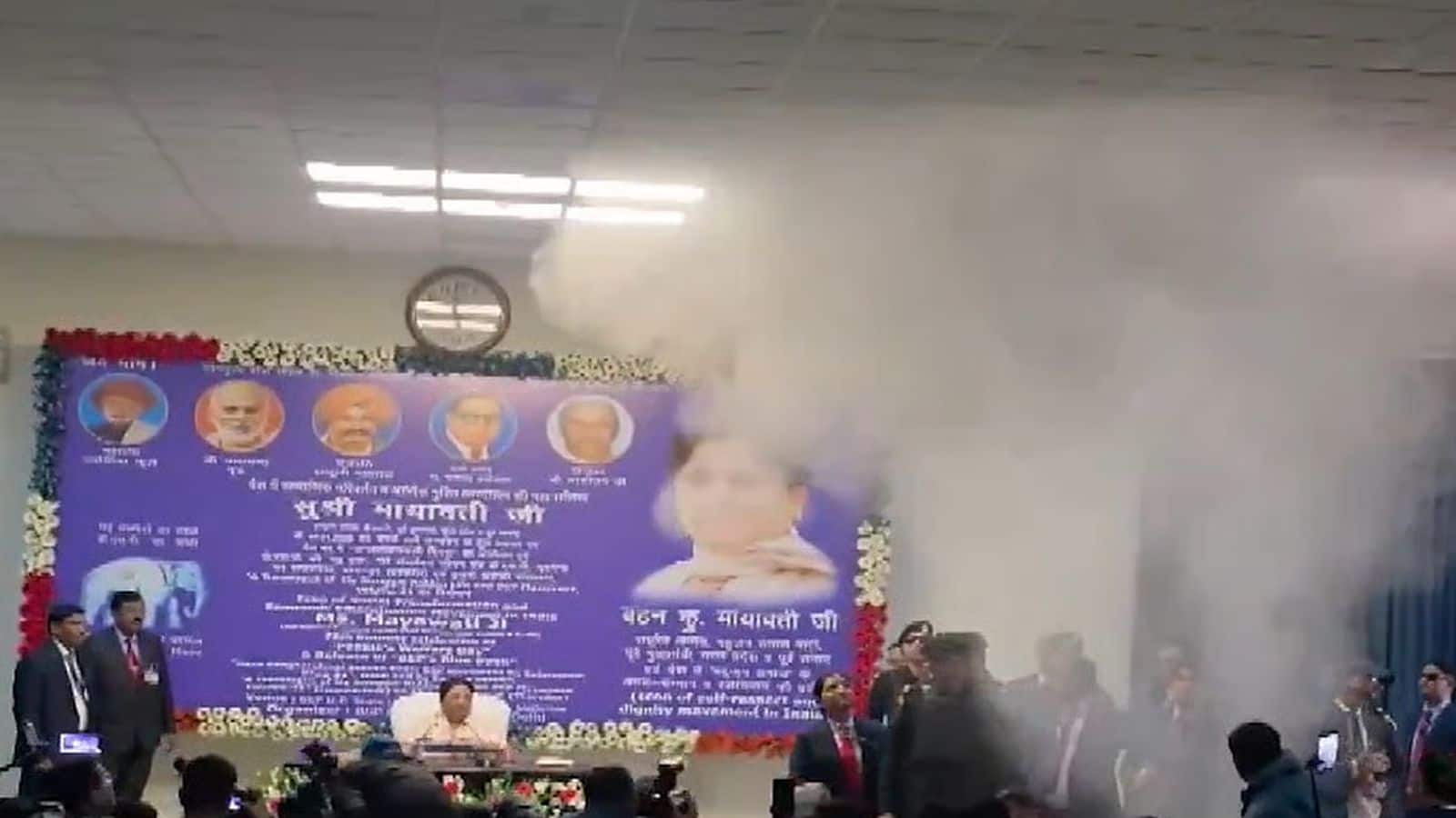 Mayawati Birthday: मायावती की प्रेस कांफ्रेंस में शॉर्ट सर्किट से लखनऊ में अफरातफरी! बड़ा हादसा टला, देखें वीडियो