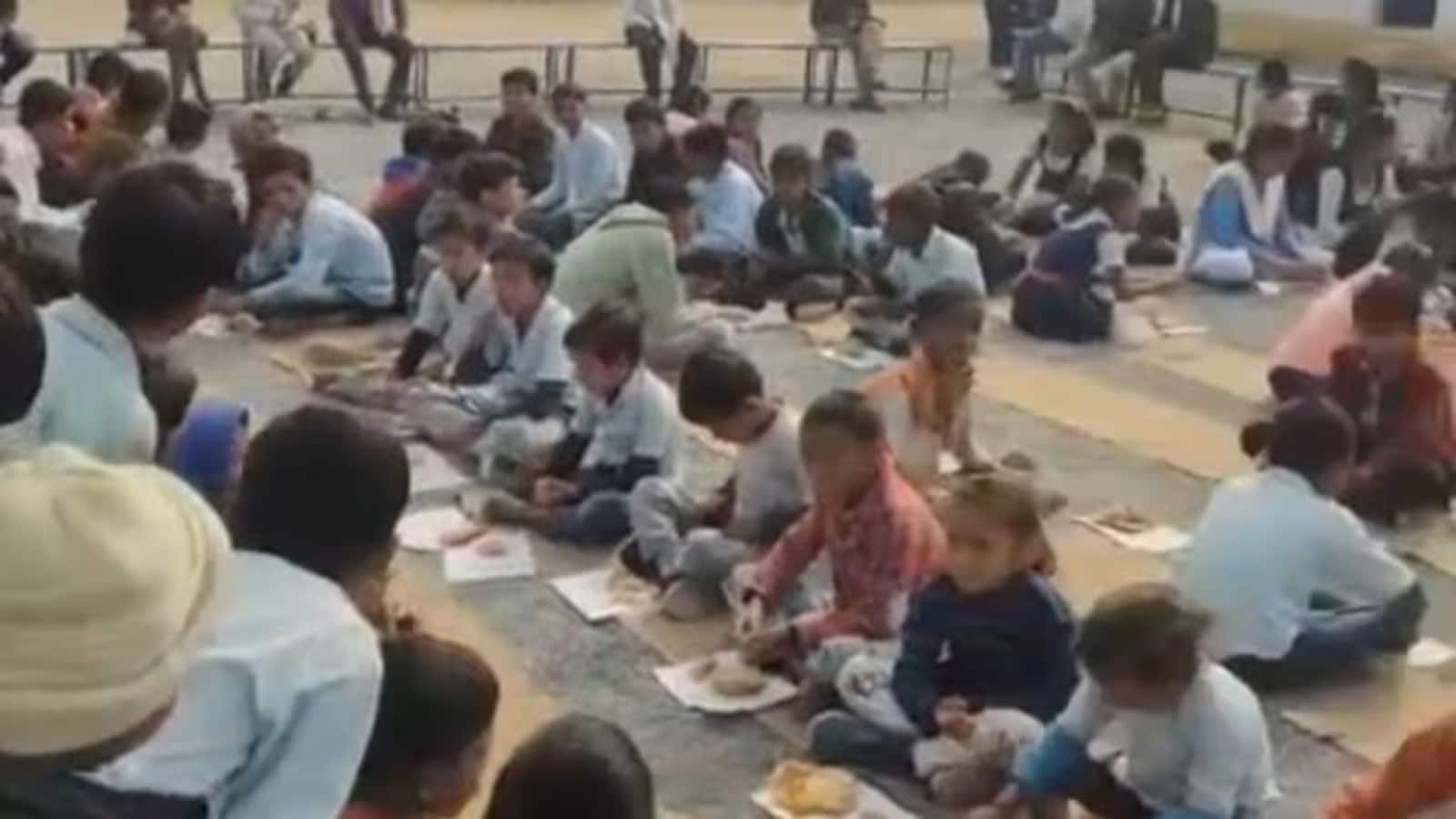मैहर में सरकारी स्कूलों की हालत खस्ता, गणतंत्र दिवस पर बच्चों को किताबों के फटे पन्नों पर परोसी गई मिड-डे मील