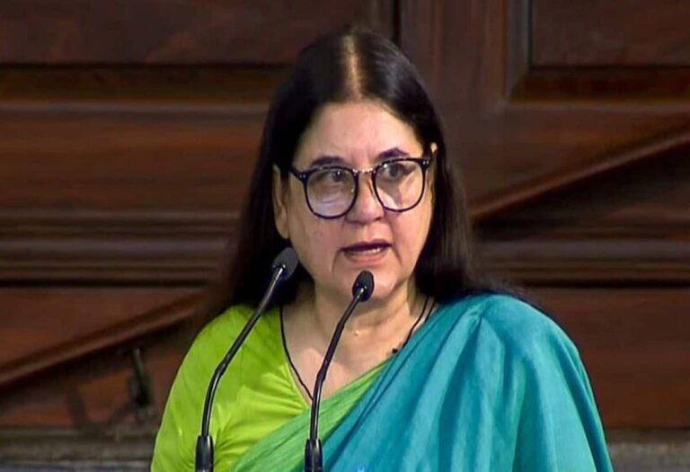 आवारा कुत्तों के मामले में मेनका गांधी को सुप्रीम कोर्ट ने लगाई फटकार, जानें क्यों किया कसाब का जिक्र