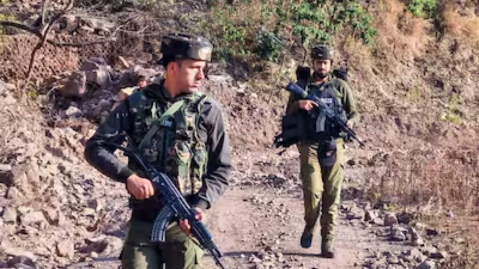 किश्तवाड़ में भीषण बर्फबारी के बीच एंटी-टेरर ऑपरेशन तेज, 3 इलाकों में मोबाइल इंटरनेट सेवाएं निलंबित