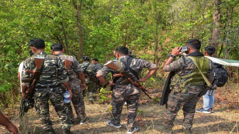 Naxals killed in Jharkhand: झारखंड में सुरक्षा बलों को बड़ी सफलता, मुठभेड़ में 1 करोड़ के इनामी अनल दा सहित 15 नक्सली ढेर