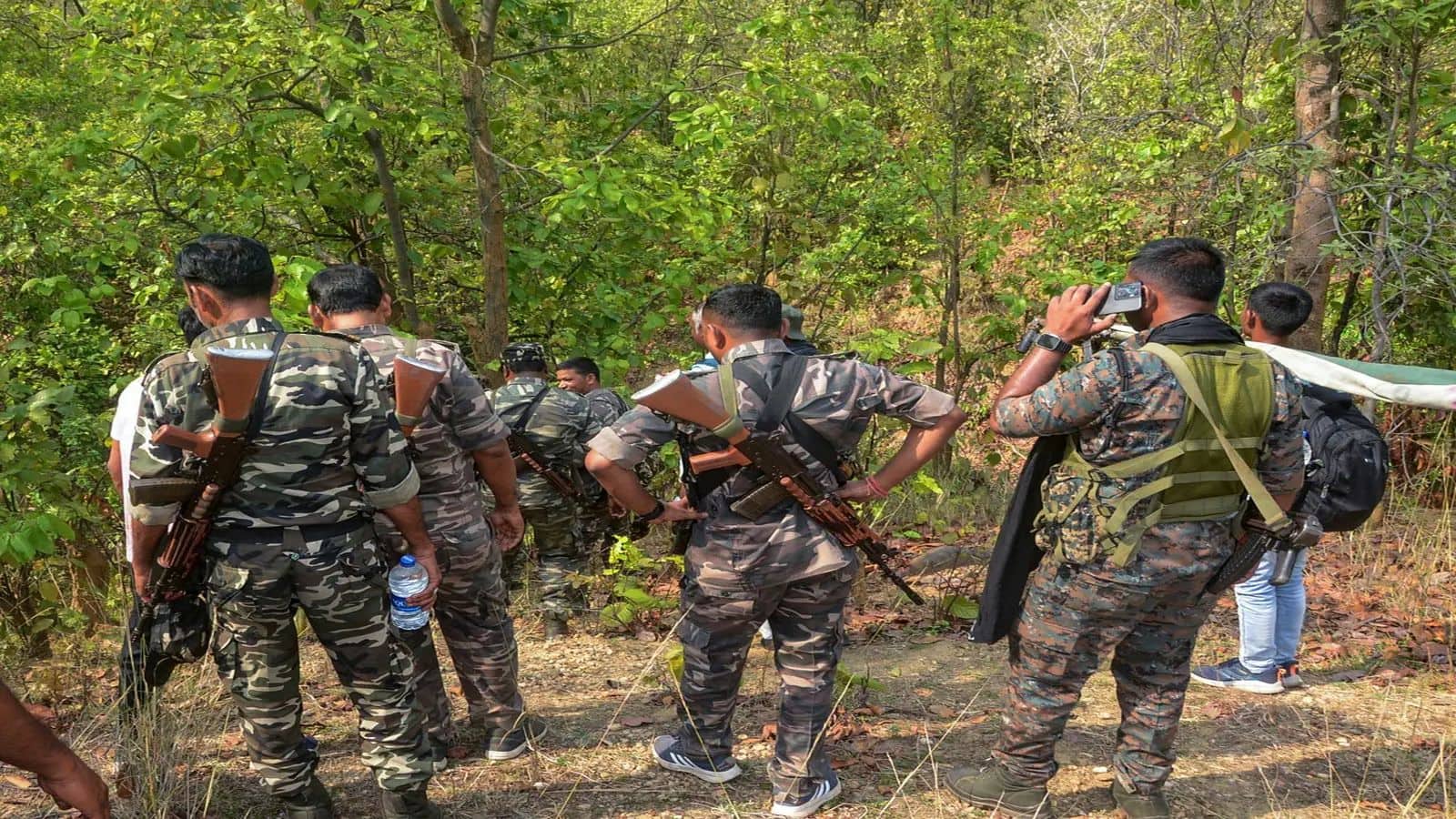 Naxals killed in Jharkhand: झारखंड में सुरक्षा बलों को बड़ी सफलता, मुठभेड़ में 1 करोड़ के इनामी अनल दा सहित 15 नक्सली ढेर