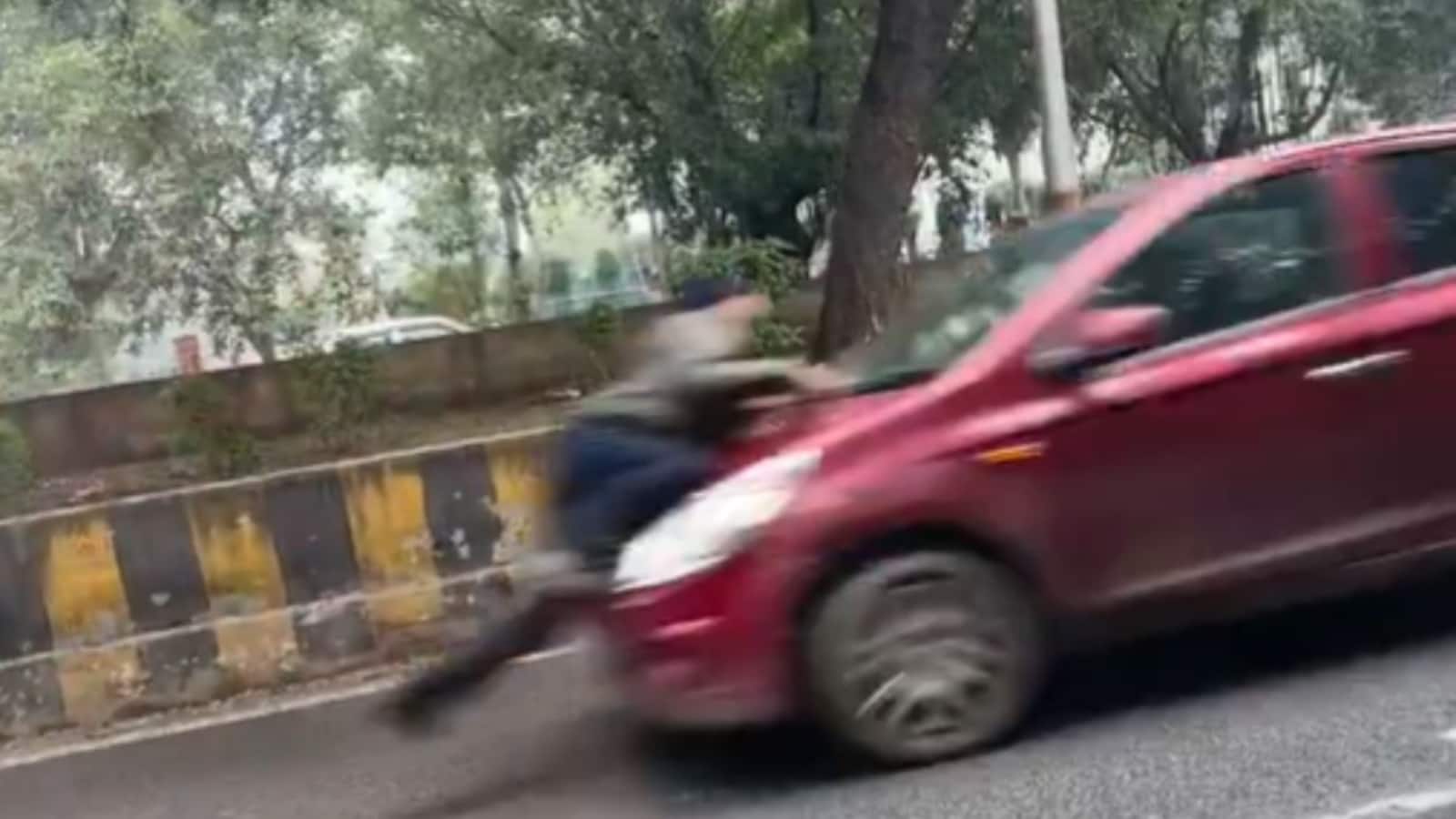 Noida Traffic Police Dragged: वाहन चेकिंग के दौरान कार चालक ने ट्रैफिक पुलिस को मारी टक्कर, करीब 500 मीटर तक घसीटा, वीडियो वायरल