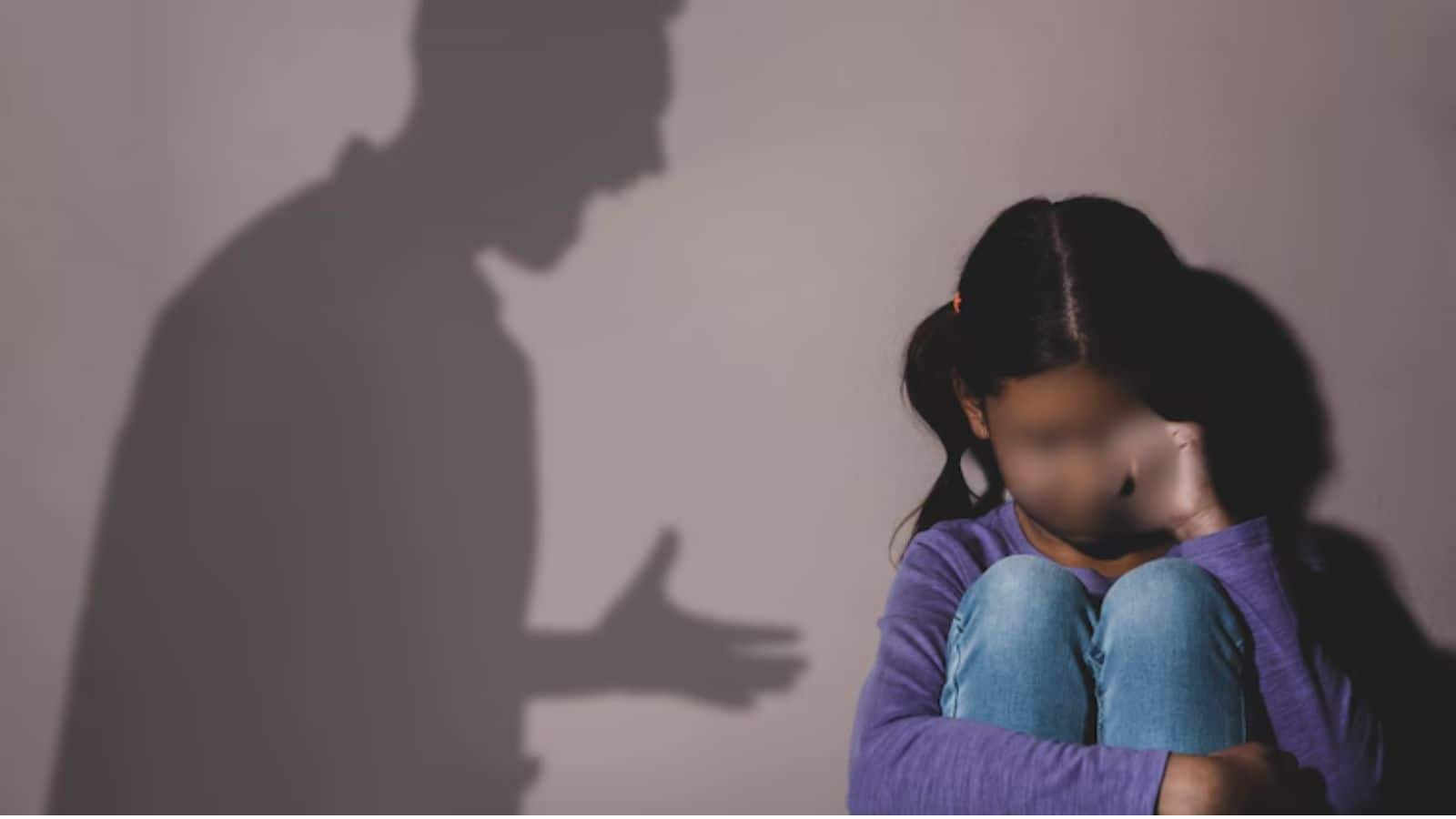 'नाखून उखाड़े, पसलियां तोड़ी...', नोएडा में CRPF जवान और उसकी पत्नी ने 10 साल की मासूम से की रोंगटे खड़े कर देने वाली दरिंदगी