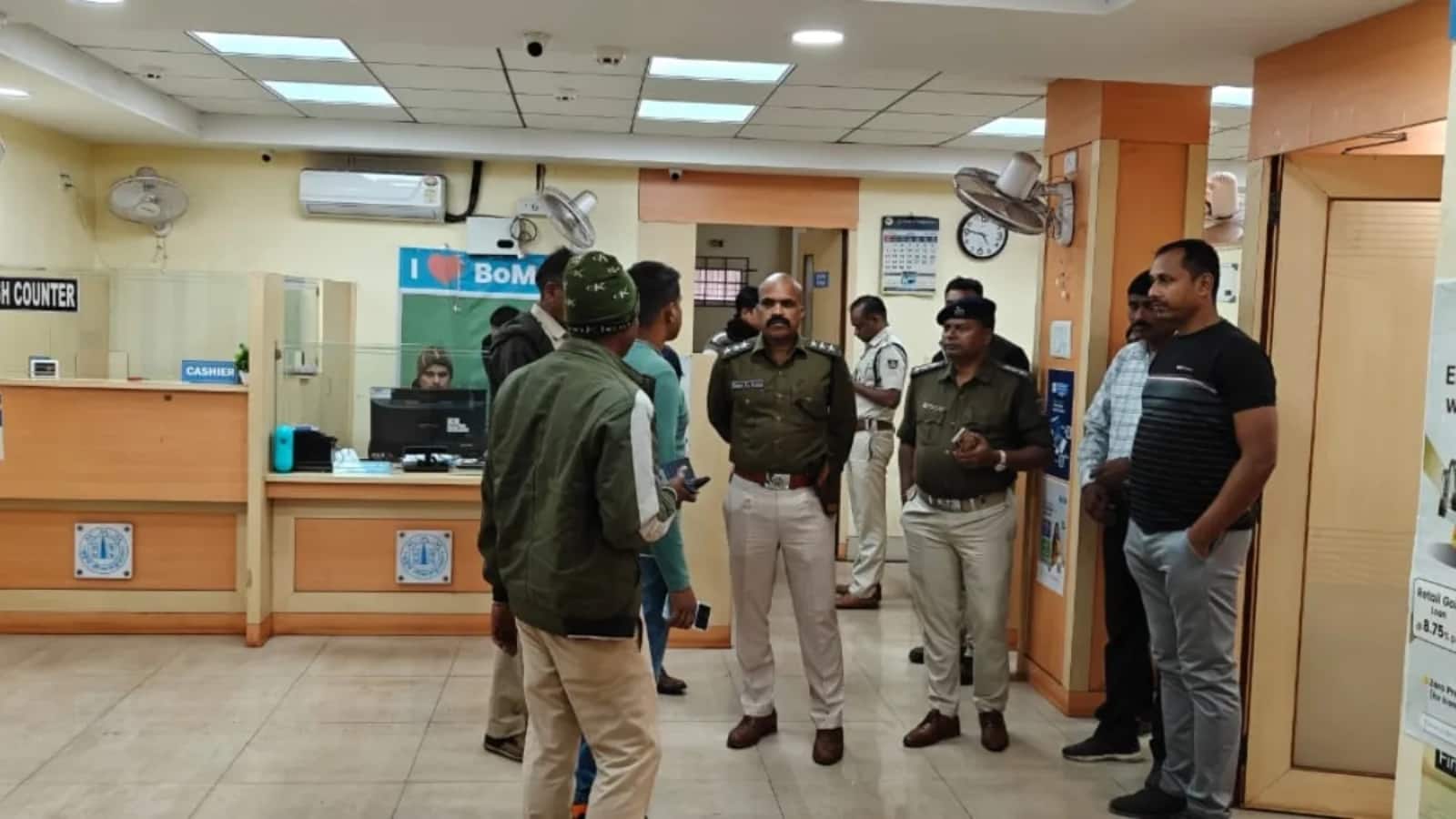 Odisha Bank Crime: क्योंझर में दिनदहाड़े बैंक डकैती, 6 हथियारबंद बदमाशों ने लूटा 5 करोड़ का सोना, 8 लाख कैश