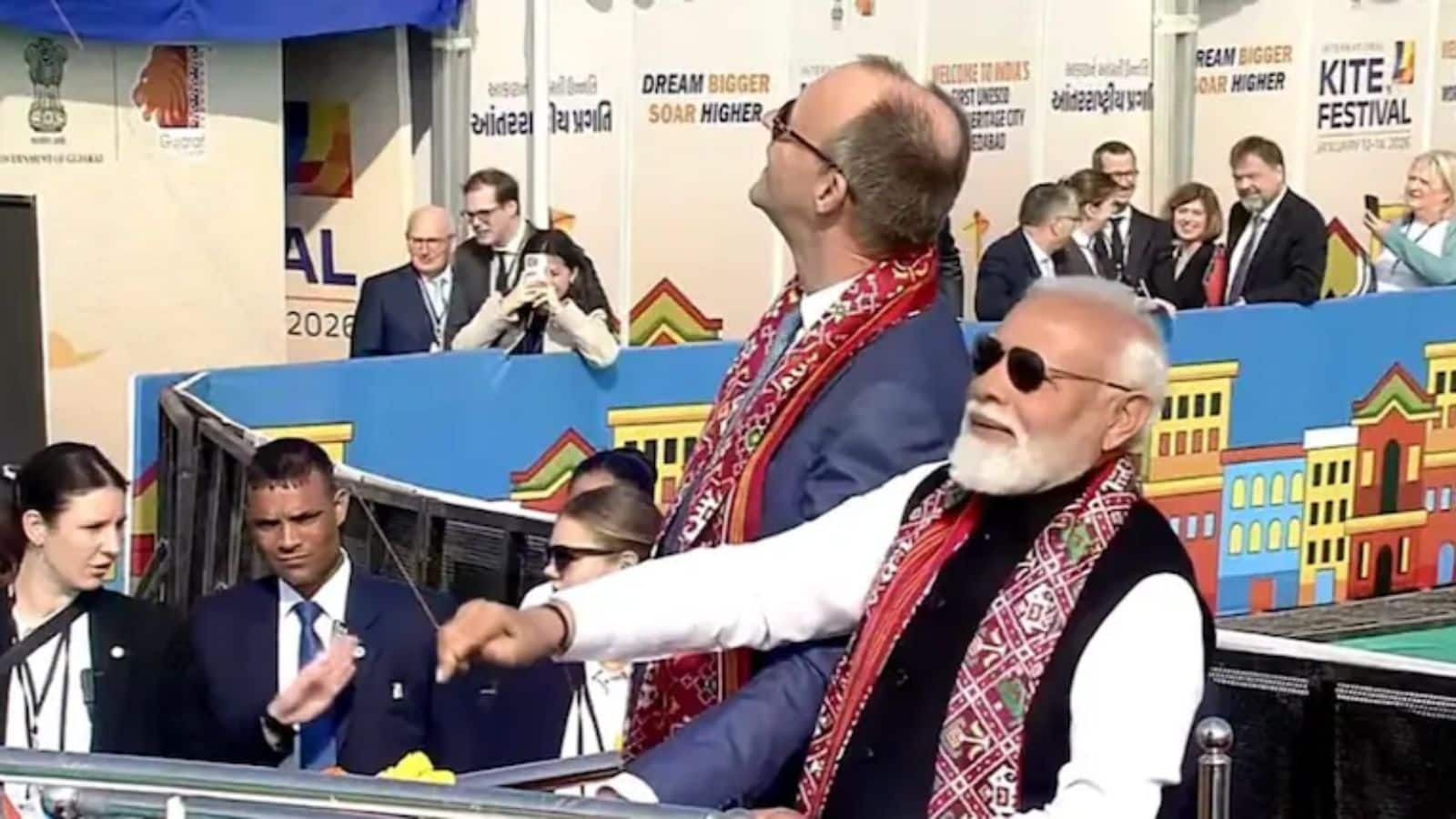 PM मोदी और जर्मन चांसलर मर्ज ने साबरमती के तट पर पतंग उत्सव का किया आगाज, उड़ाई भगवान हनुमान की पतंग