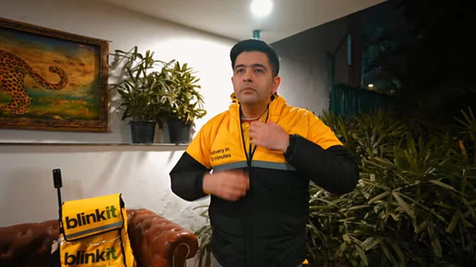 Raghav Chadha Video: राघव चड्ढा एक दिन के लिए बने Blinkit डिलीवरी एजेंट! AAP सांसद ने ठंड में बाइक से पहुंचाया सामान, वीडियो वायरल