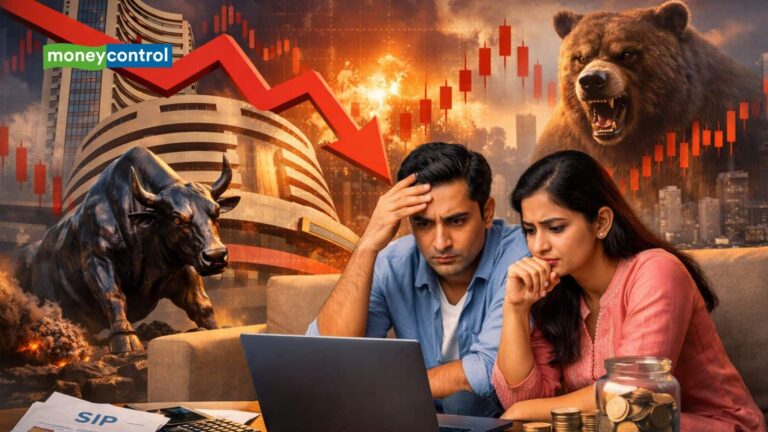 शेयर बाजार में हाहाकार! क्या अब आपको बंद कर देनी चाहिए SIP, जानिए एक्सपर्ट की राय