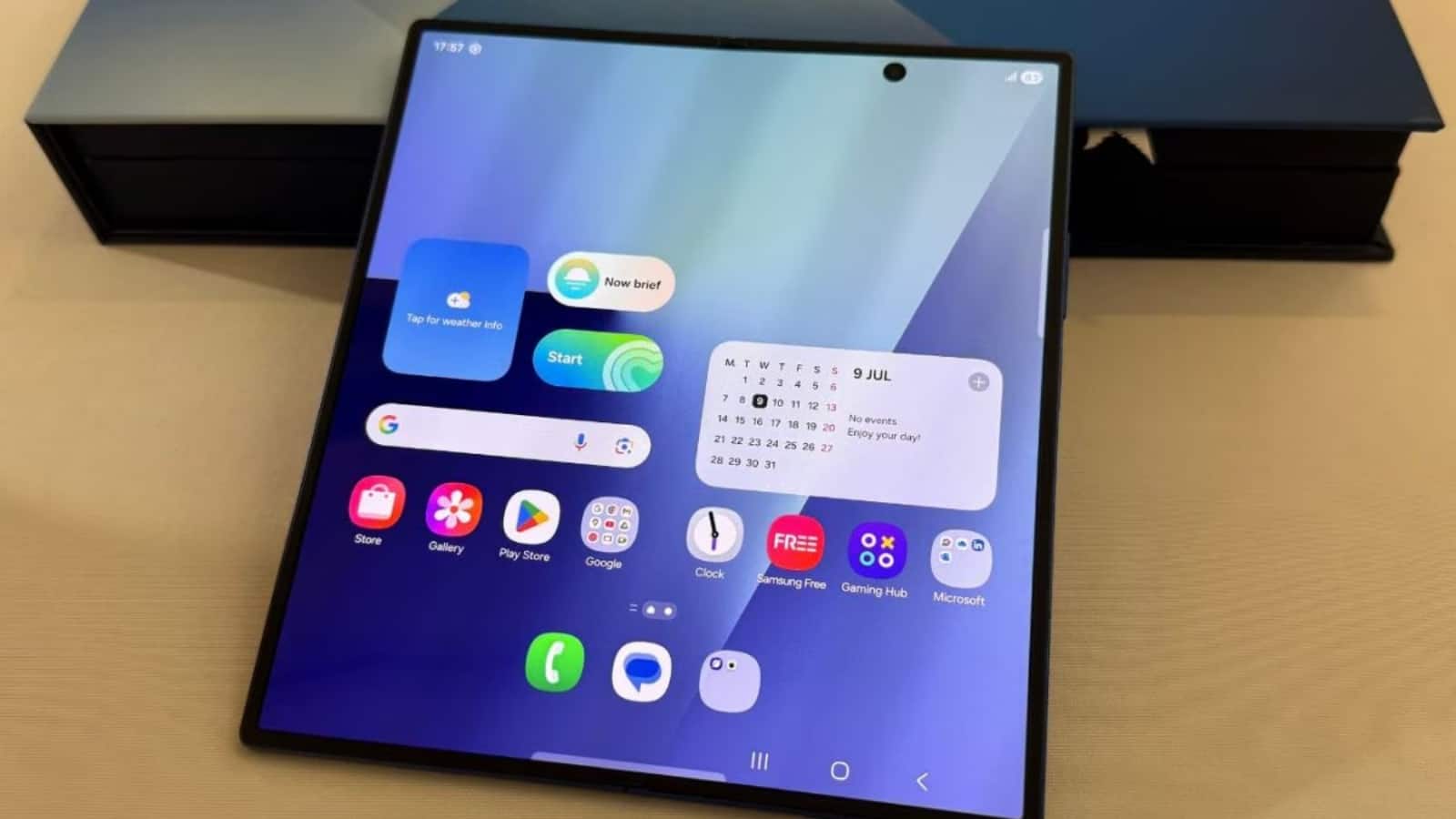 Samsung crease-less OLED: Samsung का क्रिज-लेस OLED सिर्फ Galaxy Z Fold 8 में, iPhone को मिलेगा अलग पैनल