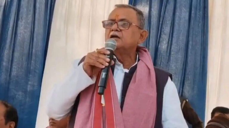 'जूतों से पीटना चाहिए...'; चीफ गेस्ट नहीं बनाने पर आग बबूला हुए SP सांसद सनातन पांडे, अधिकारियों को दी सरेआम धमकी