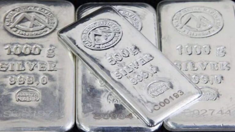 Silver Rate Today: चांदी ने बनाया नया रिकॉर्ड, 3 लाख रुपये के पार सिल्वर, चेक करें अपने शहर का रेट