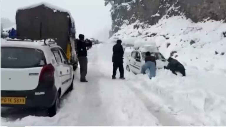 Manali Snowfall: मनाली में बर्फीली आफत से हजारों सैलानी रास्तों में फंसे, बिना खाना-पानी और टॉयलेट के गाड़ियों में गुजारी रात