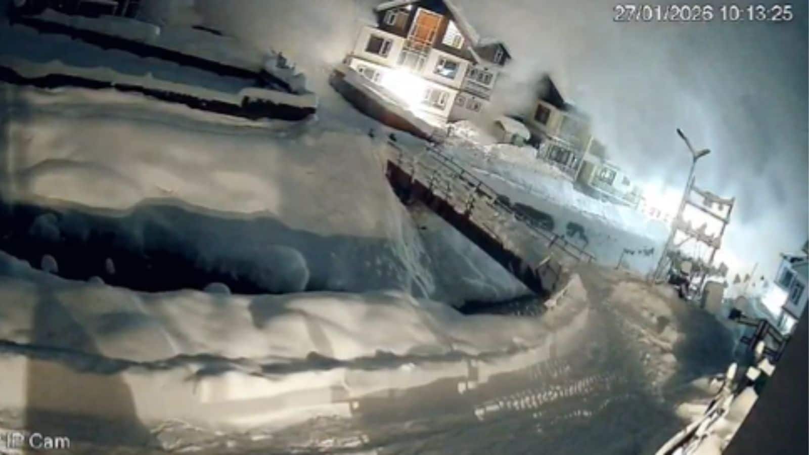 VIDEO: सोनमर्ग में कुदरत का कोहराम, कैमरे में कैद हुआ बर्फ के तूफान का भयानक वीडियो; सैकड़ों घर और गाड़ियां दबे!