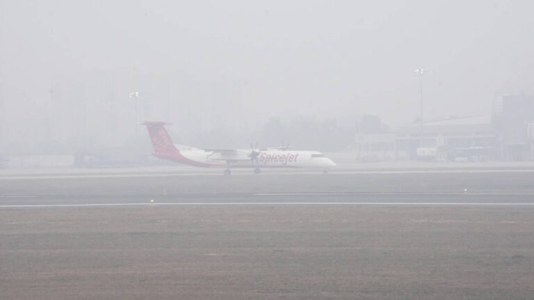 लेह में भारी बर्फबारी से इंडिगो और स्पाइसजेट की उड़ानें ठप, दिल्ली में कोहरे के कारण फ्लाइट्स में देरी