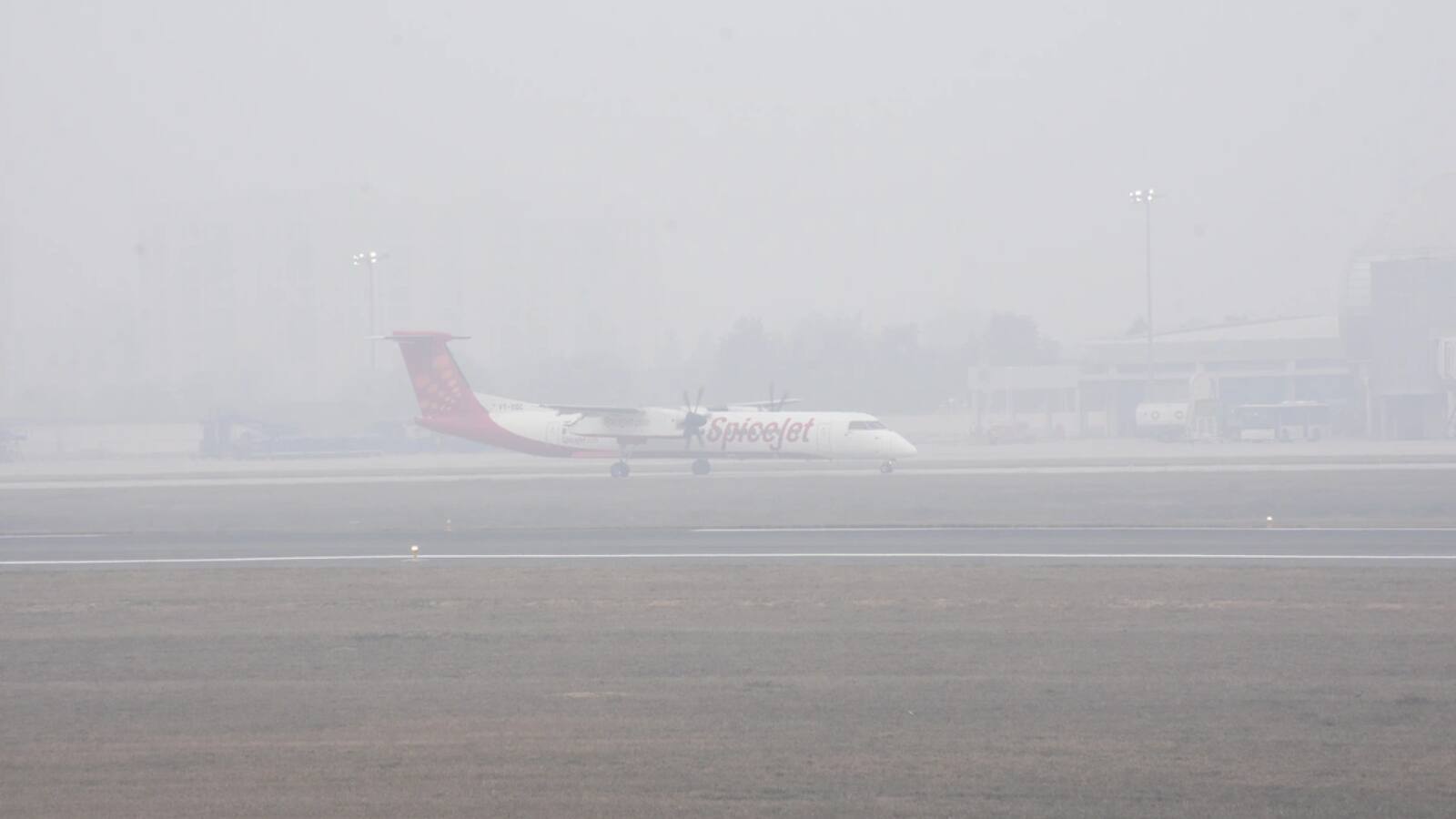 लेह में भारी बर्फबारी से इंडिगो और स्पाइसजेट की उड़ानें ठप, दिल्ली में कोहरे के कारण फ्लाइट्स में देरी