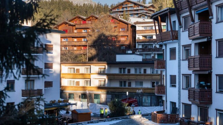 'छत में लग गई आग, खिड़कियां तोड़कर भागे' स्विस बार में पार्टी के बीच मची चीख-पुकार, चश्मदीद ने बयां किया पूरा मंजर