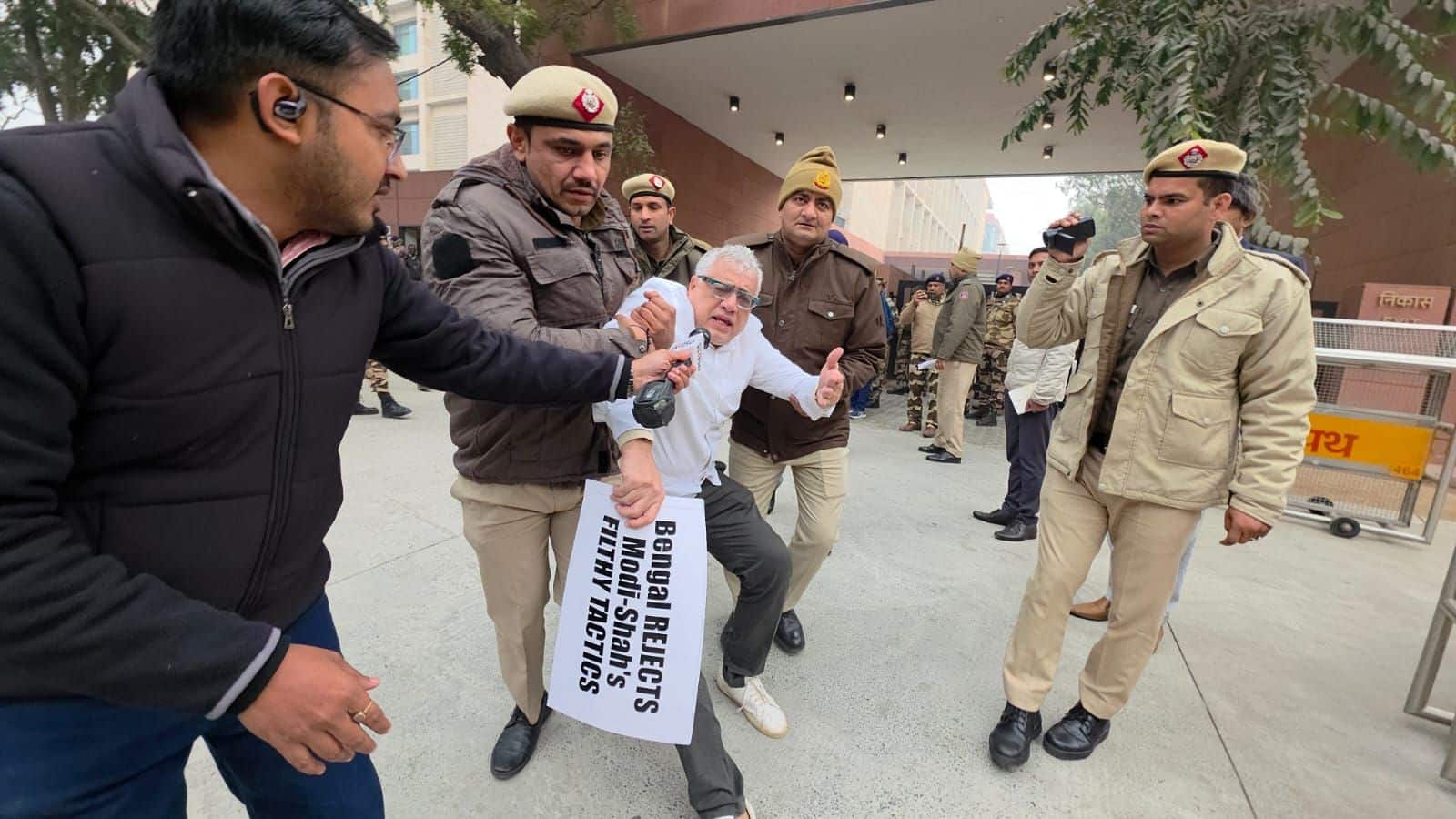 I-PAC Raids Row: बंगाल के बाद अब दिल्ली में खेला! गृह मंत्रालय के बाहर TMC का प्रदर्शन, पुलिस ने 8 सांसदों को हिरासत में लिया