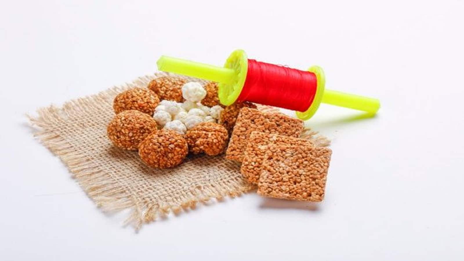 Makar Sankranti 2026: मकर संक्रांति पर तिल का दान दिला सकता है शनि दोष से छुटकारा, जानें इस उपाय के बारे में