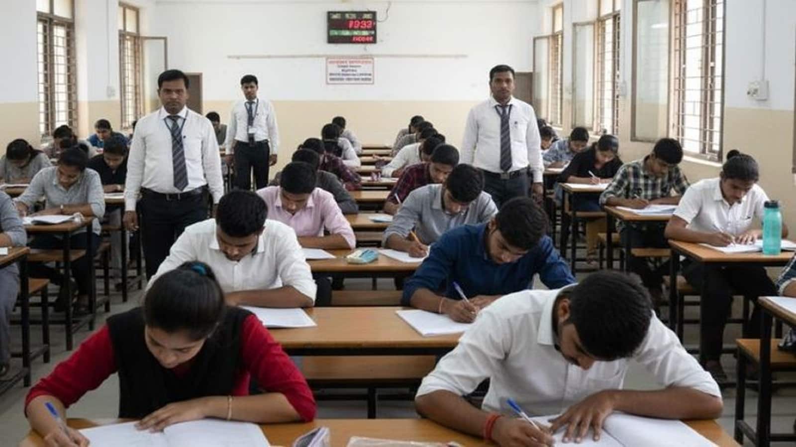 UP Board Exam 2026: 10वीं-12वीं की परीक्षा में नहीं ले गए आधार कार्ड तो नहीं दे पाएंगे परीक्षा, जान लें बोर्ड का नया नियम