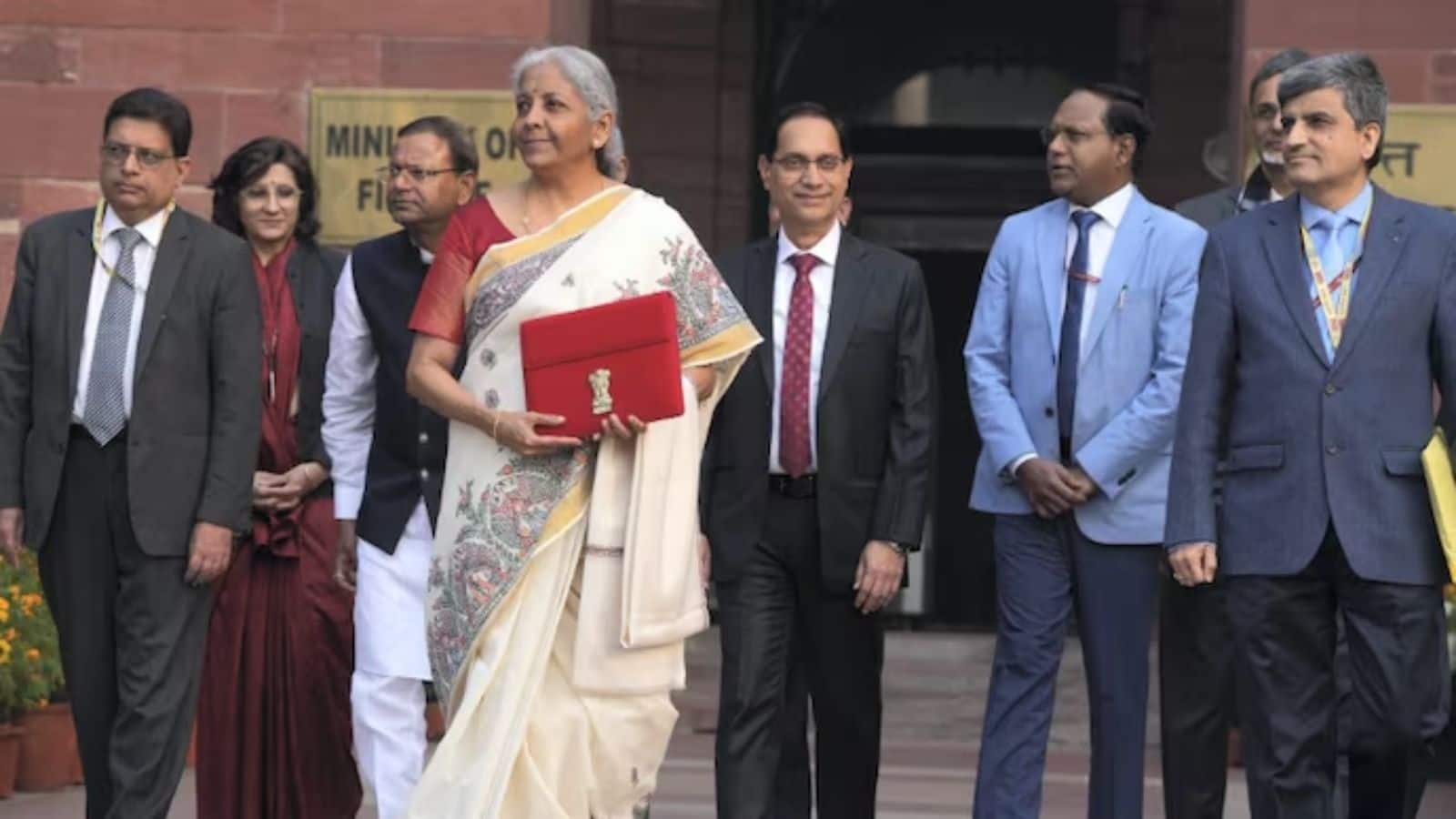 Budget 2026: ब्लू बुक से लेकर रेड टैबलेट तक... कैसे तैयार होता है भारत का बजट, क्यों लगता है लंबा समय