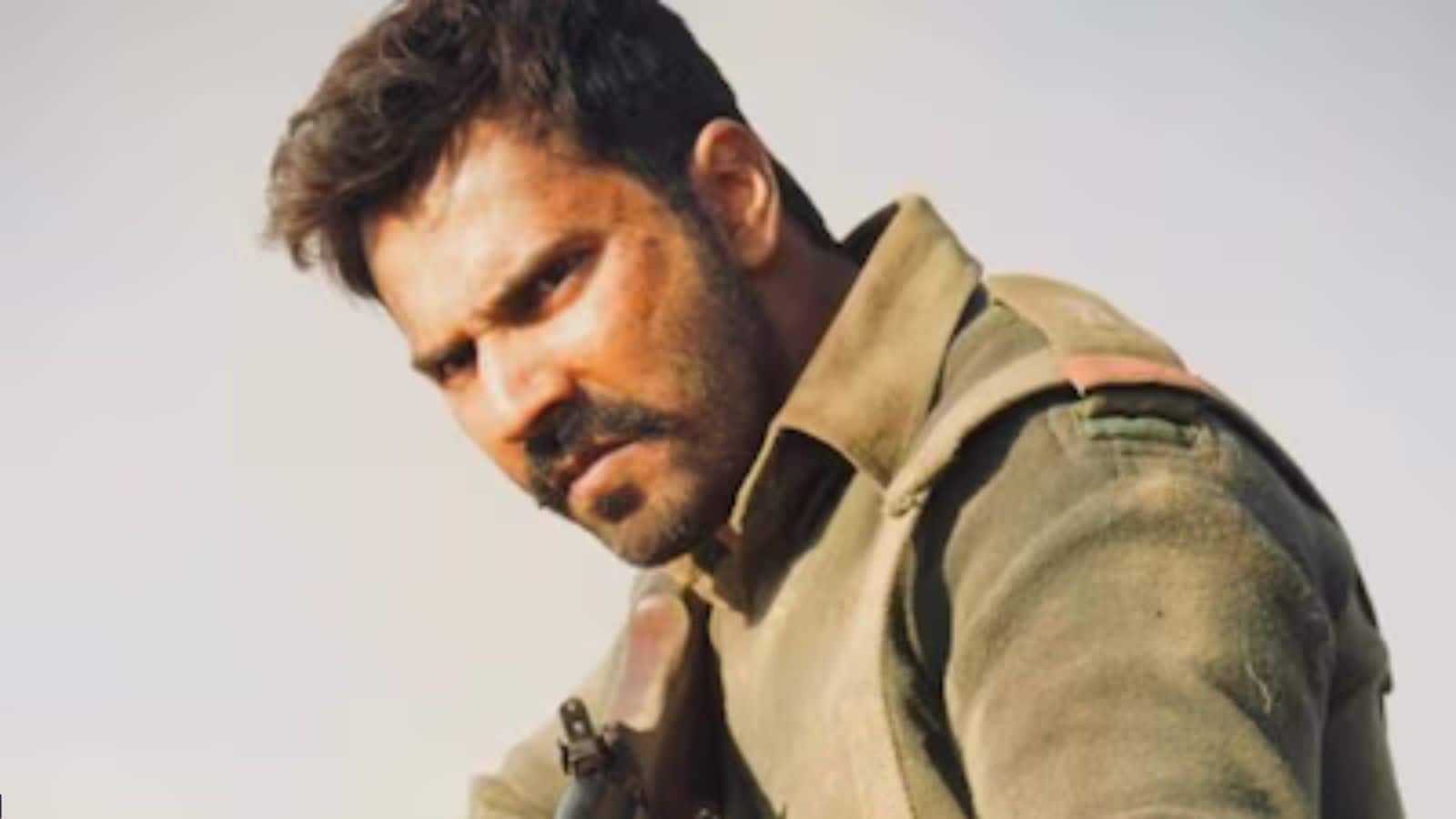 Varun Dhawan: वरुण धवन ने मुंबई मेट्रो के अंदर किए पुल-अप्स, वीडियो हुआ वायरल,  MMMOCL ने दी चेतावनी