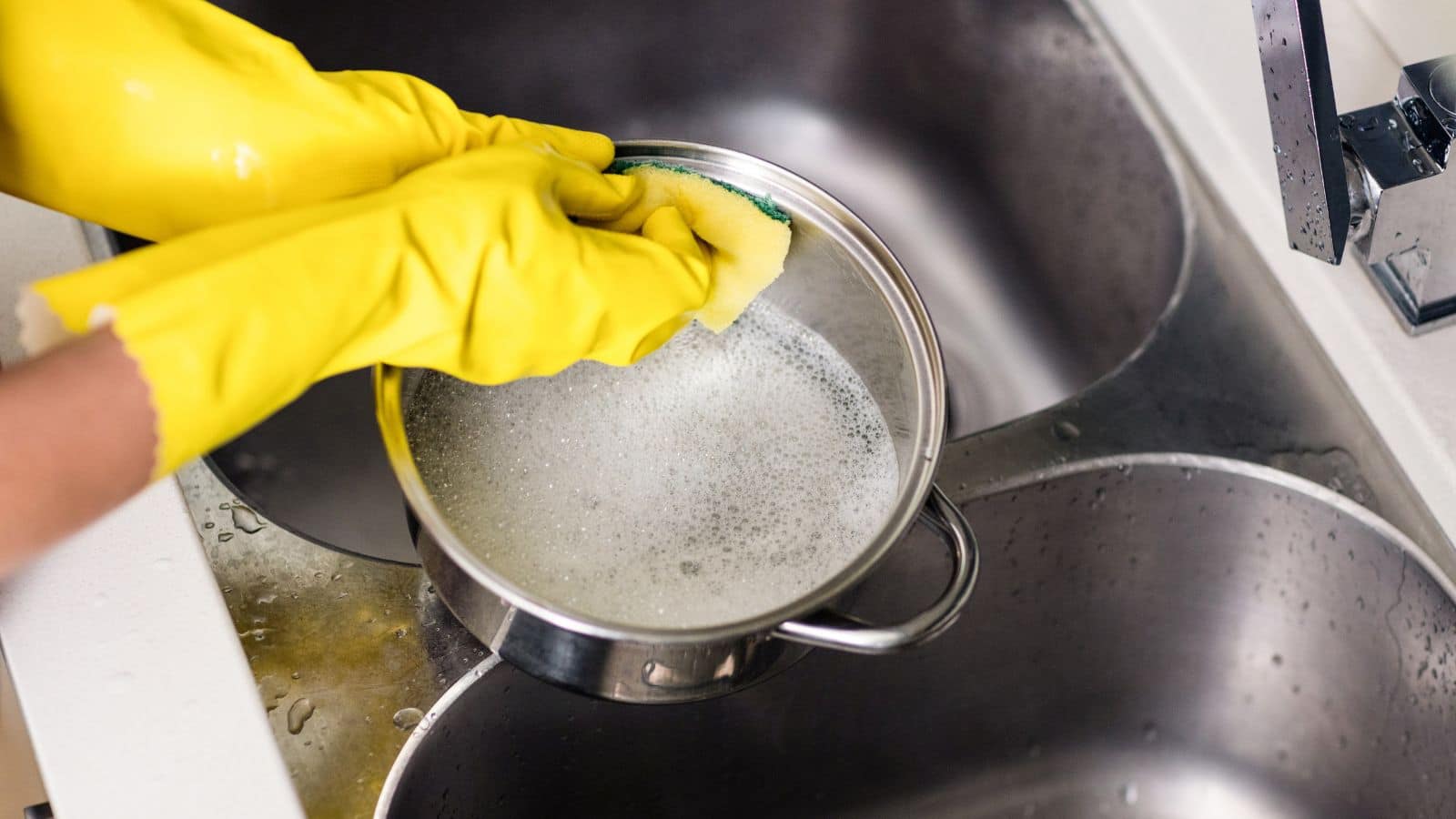 ठंड के मौसम में हाथ नहीं होंगे सुन्न, अपनाएं ये बर्तन धोने का आसान तरीका