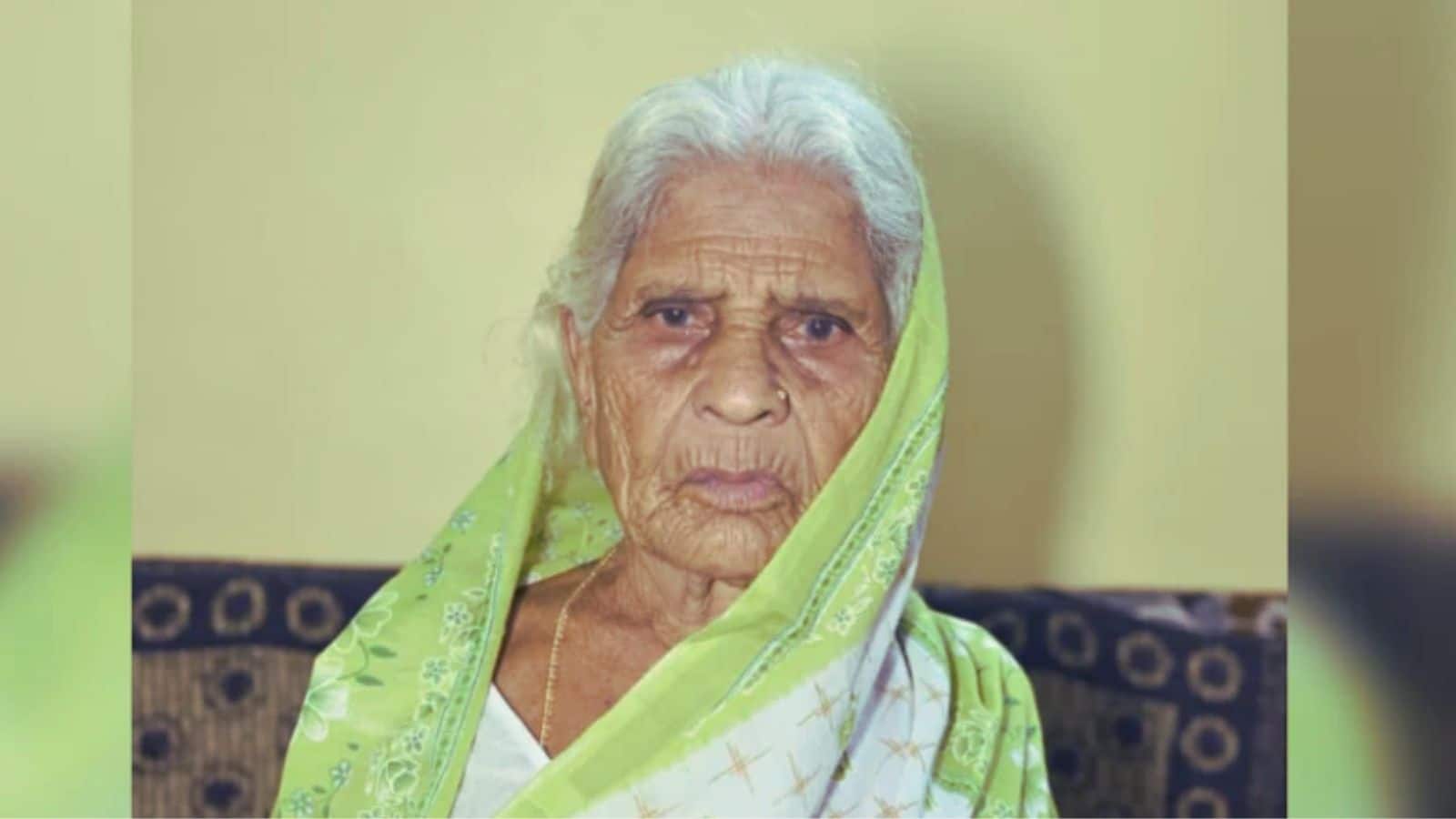 मर कर भी जिंदा हो गई 103 साल की बुजुर्ग महिला! मातम में पहुंचे लोग खुशी-खुशी केक खाकर लौटे