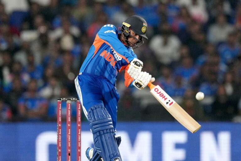 अभिषेक शर्मा भी कमाल हैं! पहले चौके-छक्कों से गेंदबाजों की उड़ाई धज्जियां, फिर यूं लिए मजे