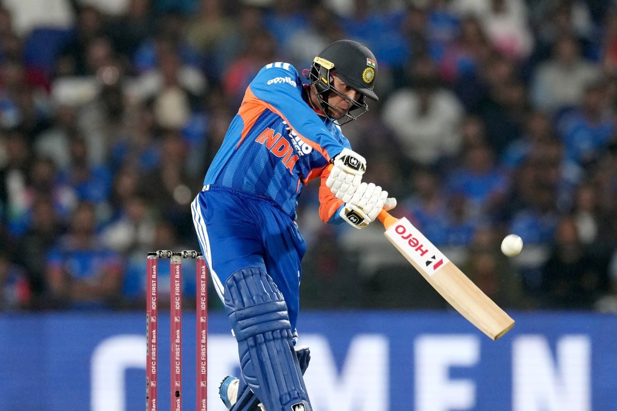 अभिषेक शर्मा भी कमाल हैं! पहले चौके-छक्कों से गेंदबाजों की उड़ाई धज्जियां, फिर यूं लिए मजे