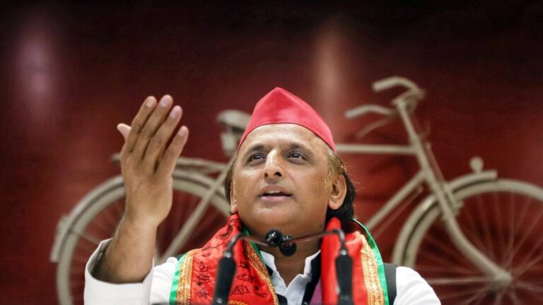 'PDA का वोट काटने की साजिश...', SIR को लेकर अखिलेश यादव ने चुनाव आयोग को घेरा, वोटर लिस्ट को आधार से जोड़ने की मांग की