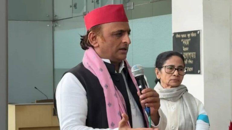 पश्चिम बंगाल पहुंच अखिलेश यादव ने CM के साथ साझा किया मंच, बोले- SIR के बहाने ममता बनर्जी को किया जा रहा परेशान लेकिन दीदी...