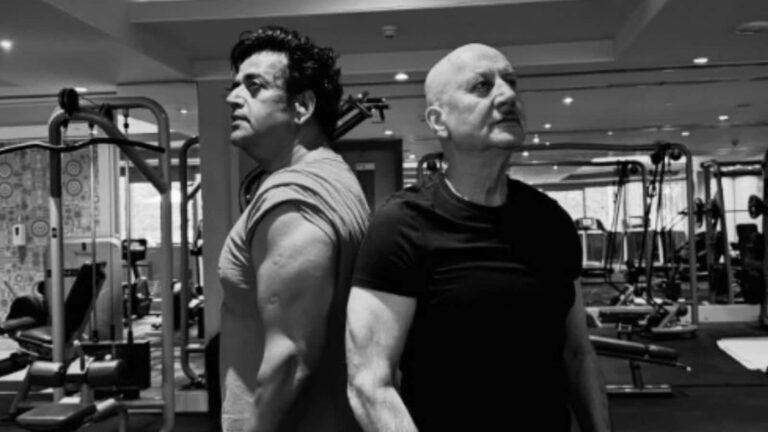 Anupam Kher: 70 साल के अनुपम खेर यंगस्टर्स को दे रहे कड़ी टक्कर, रवि किशन के साथ जिम में फ्लॉन्ट करते नजर आए बॉडी