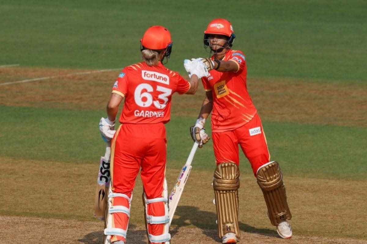 कौन हैं क्रिकेट की नई सनसनी अनुष्का शर्मा... जिन्होंने डब्ल्यूपीएल के डेब्यू मैच में खेली विस्फोटक पारी, टीम ने बना दिया सबसे बड़ा स्कोर