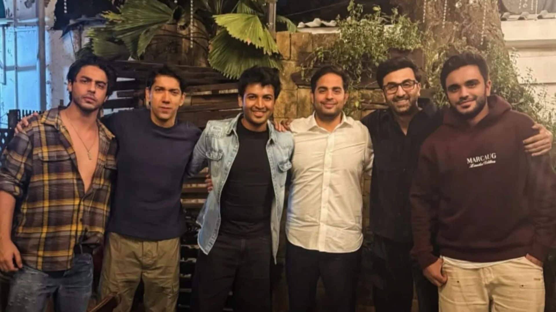 Ranbir Kapoor: आर्यन खान और रणबीर कपूर की दोस्ताना फोटो वायरल , दोस्तों संग बिताए पल ने इंटरनेट पर मचाया धमाल