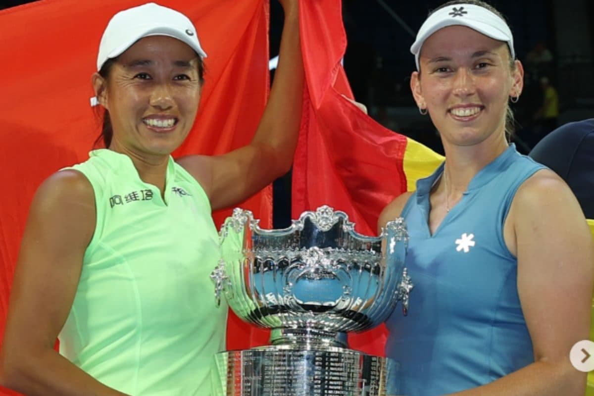 ऑस्ट्रेलियन ओपन: मर्टेंस-शुआई की जोड़ी बनी महिला डबल्स चैंपियन, फाइनल में डैनिलिना और एलेक्जेंड्रा को चौंकाया