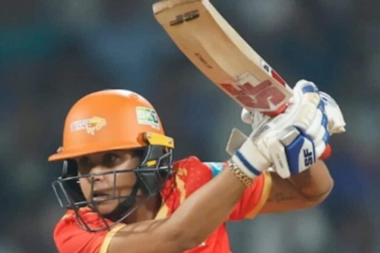 कौन हैं आयुषी सोनी... जो डब्ल्यूपीएल में रिटायर्ड आउट होने वाली पहली बैटर बनीं, इसके क्या हैं मायने