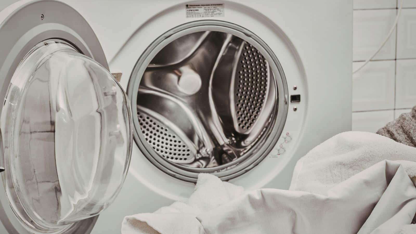 वॉशिंग मशीन में कंबल धोएं और ड्राई क्लीन का खर्चा बचाएं, तुरंत देखें तरीका