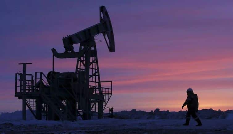 Crude Oil: ईरान के रिस्क और कमज़ोर डॉलर की वजह से तेल की कीमतें चार महीने के हाई के पास स्थिर