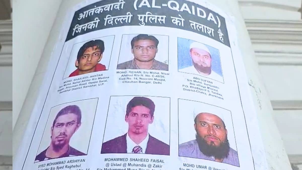 Wanted Terrorists Photo: 26 जनवरी से पहले दिल्ली में हाई अलर्ट, मेट्रो स्टेशनों और बाजारों में लगाए गए वॉन्टेड आतंकियों के पोस्टर